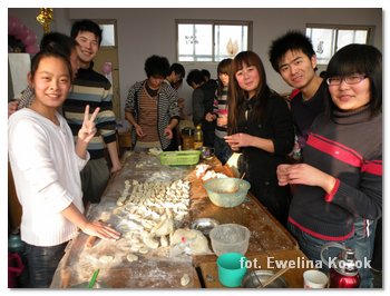 studenci przygotowują jedzenie na imprezę
